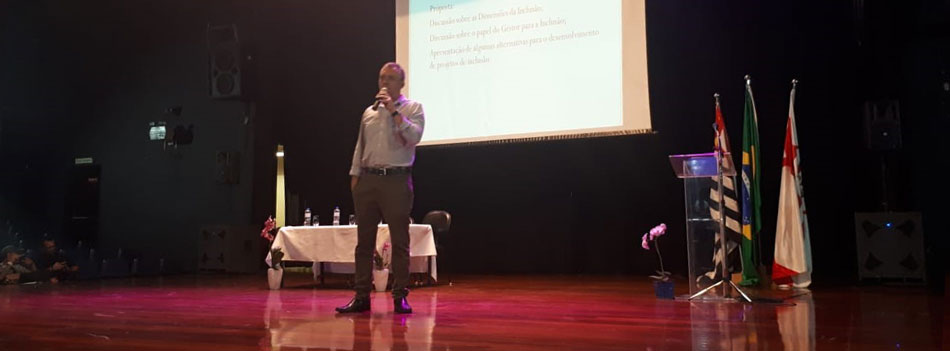 Professor Roberto durante a palestra