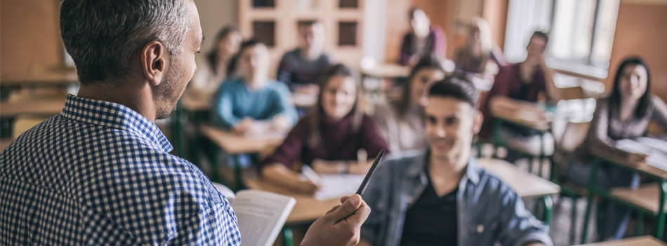 Professor e alunos em sala de aula