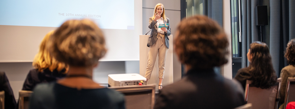 Mulher durante apresentação em palestra