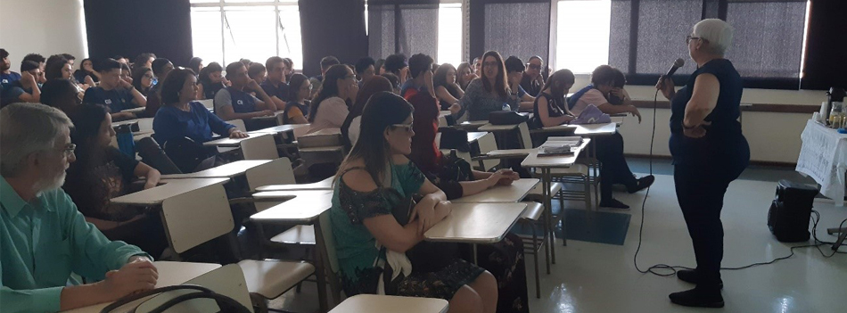 Foto da palestra com a escritora Gislene Carvalho