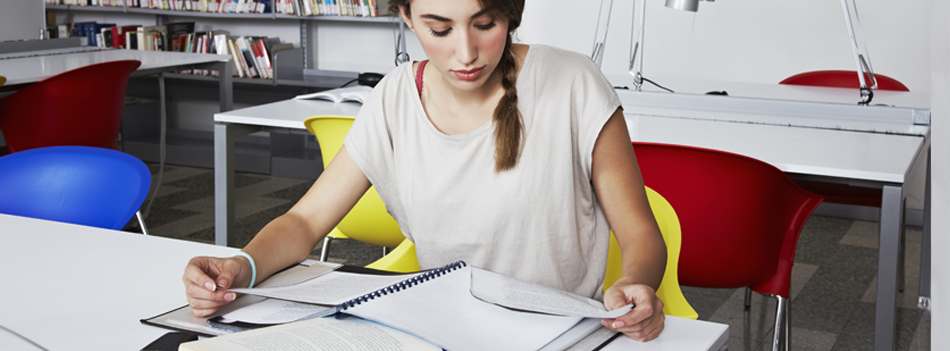 Jovem estudando em biblioteca