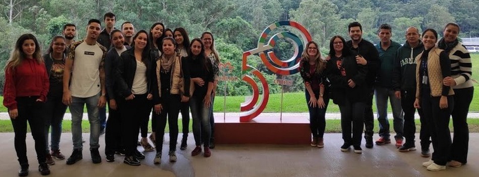 Alunos reunidos para foto em visita técnica na Natura