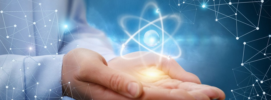 Molécula de átomo ilustrada sobre as mãos de uma pessoa em fundo azul
